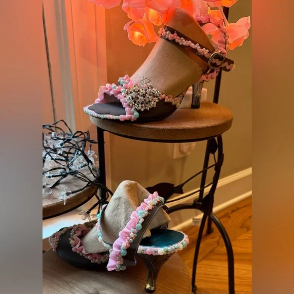 Custom, One~of~a~kind, hand embellished shoe in “baby shower” theme, size 40/US9 - Picture 4 of 17